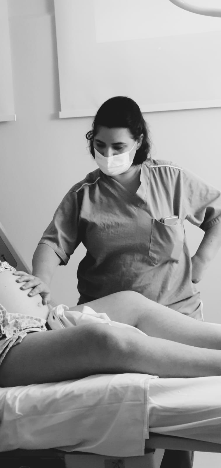 Médica durante atendimento ginecológico