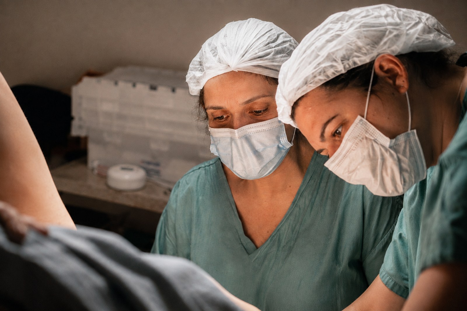 Médica acompanhando uma paciente durante o trabalho de parto