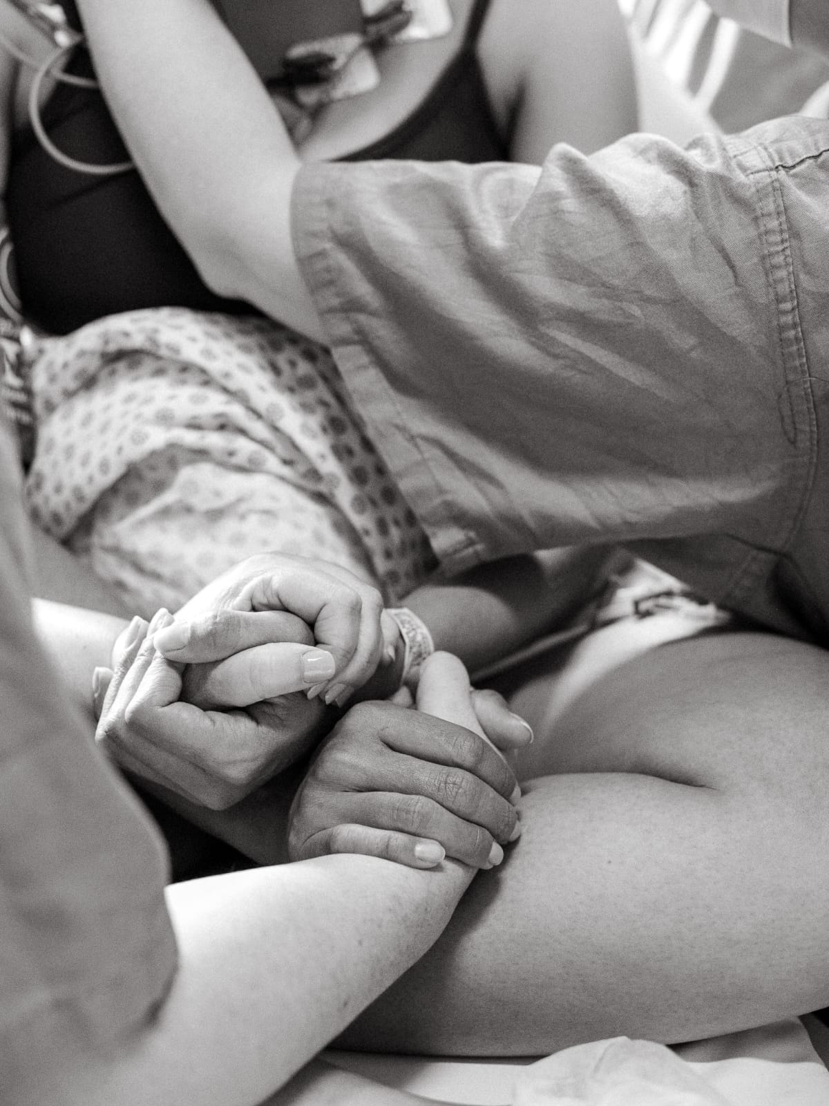 Mãos entrelaçadas durante o trabalho de parto